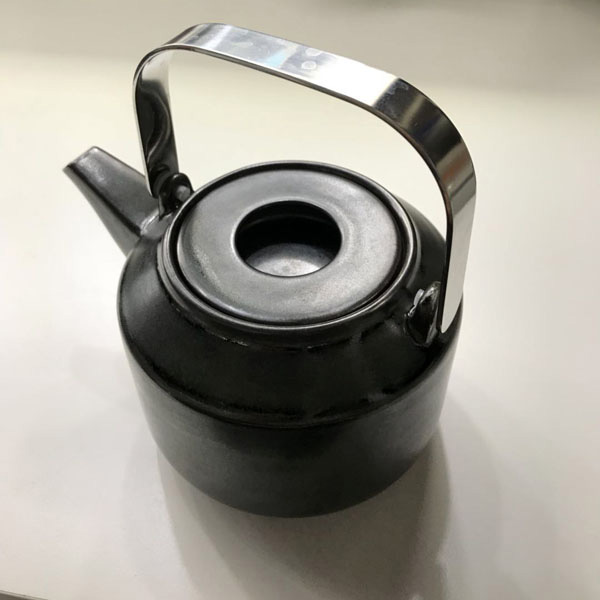 Leaves to Tea teapot black